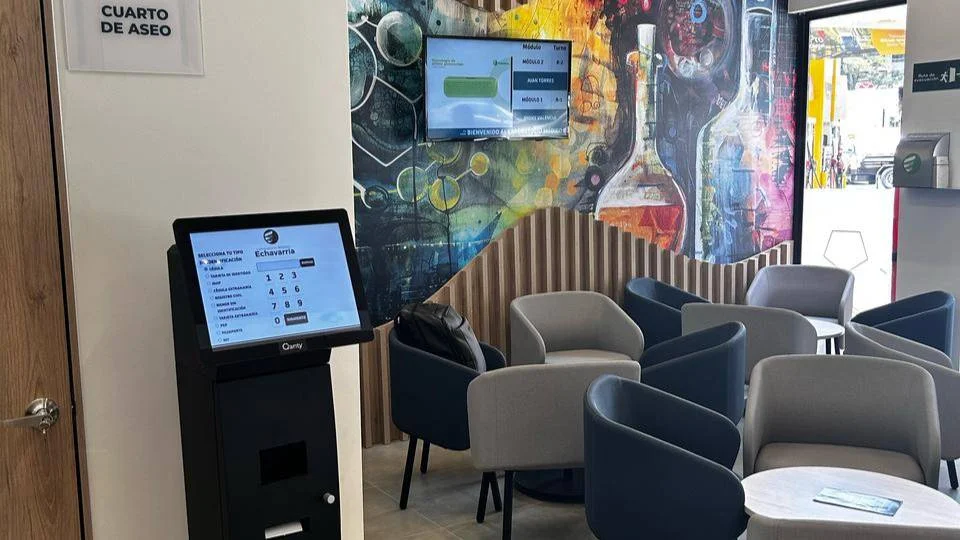 Terminal de autogestión Qanty compacta para el ingreso de datos de identificación en una zona de atención al cliente